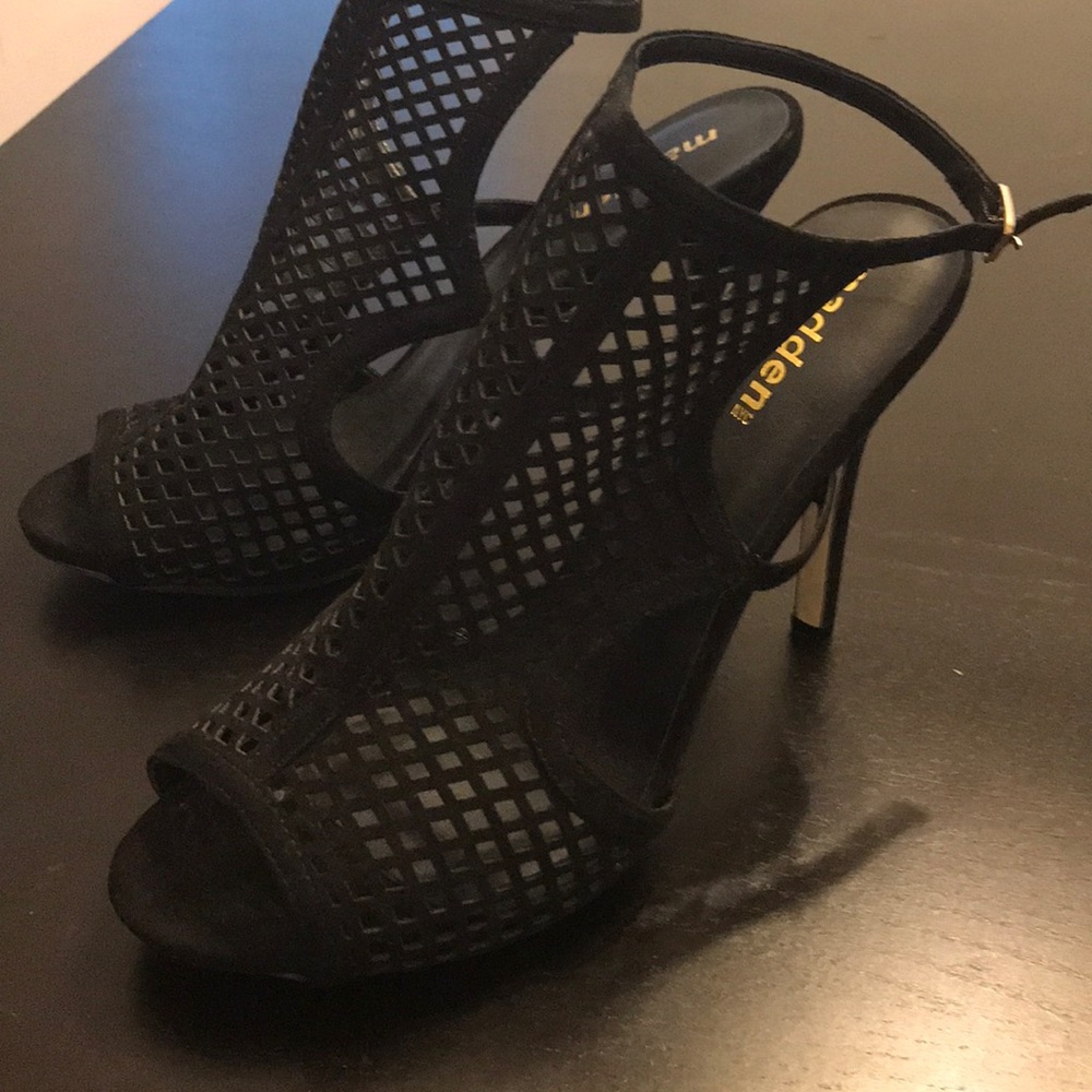 Trendy black strappy heel!